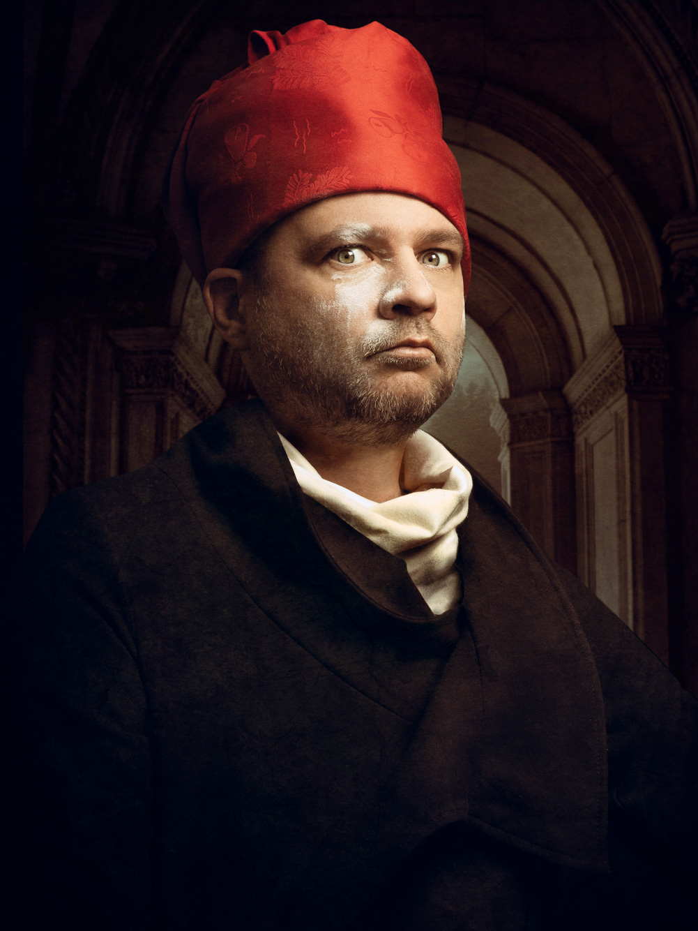 Zelfportret van Theodoor Thomas met rode muts in een schilderachtige historische setting